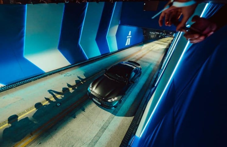 Mercedes-AMG verwandelte die 6th Street Bridge in Los Angeles für die Weltpremiere des neuen GT 4-Türer Coupés in eine nächtliche Autobahnkulisse.