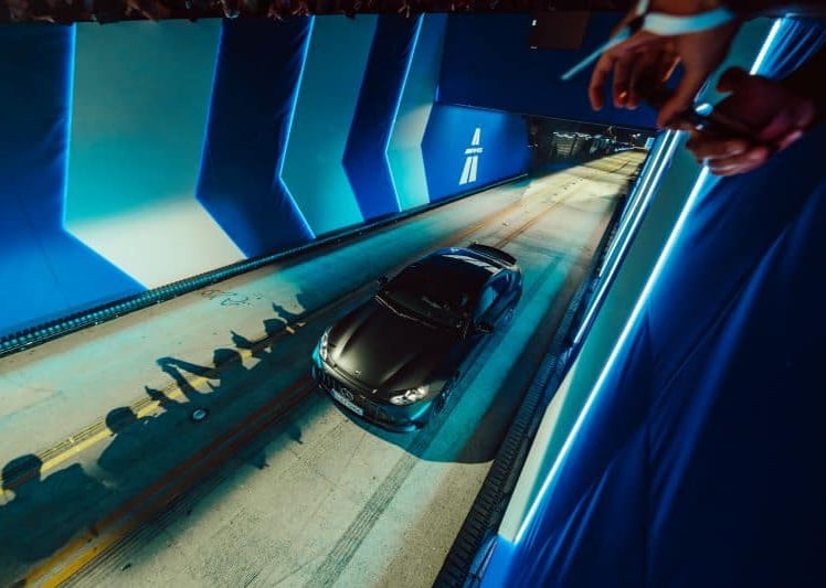 AMG-Weltpremiere: Mercedes verwandelt 6th Street Bridge in deutsche Autobahn
