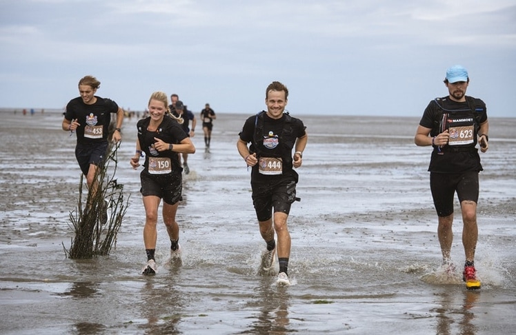 Auch beim zweiten Red Bull Wattlauf sitzt den Teilnehmenden die Flut als unnachgiebigster Gegner im Nacken