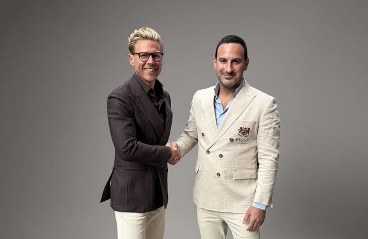 Stephan Kemen, CEO von Mäurer & Wirtz, und Ori Leslau, CEO der Confetti Group London, besiegeln die europäische Vertriebspartnerschaft beider Unternehmen. 