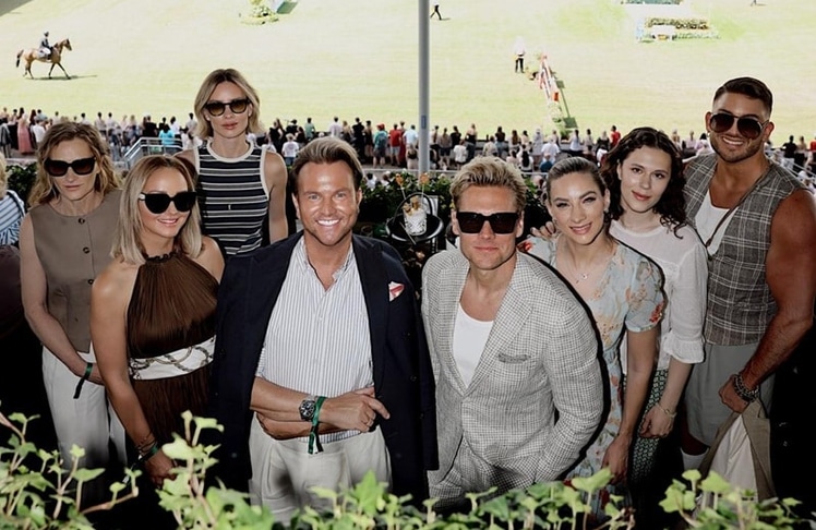 Am VIP-Tisch von Mäurer & Wirtz begrüßten CEO Stephan Kemen und Group-PR-Managerin Charlene Kocyba beim TSCHIO Aachen 2026 am Sonntag zahlreiche prominente Gäste. Mit dabei waren unter anderem Modeunternehmer Sandro Rath, die zweifache Voltigier-Weltmeisterin Mona Pavetic, Content Creatorin Lisa Hahnbück sowie Celebrity-Stylist Justus Toussis. © Mäurer & Wirtz