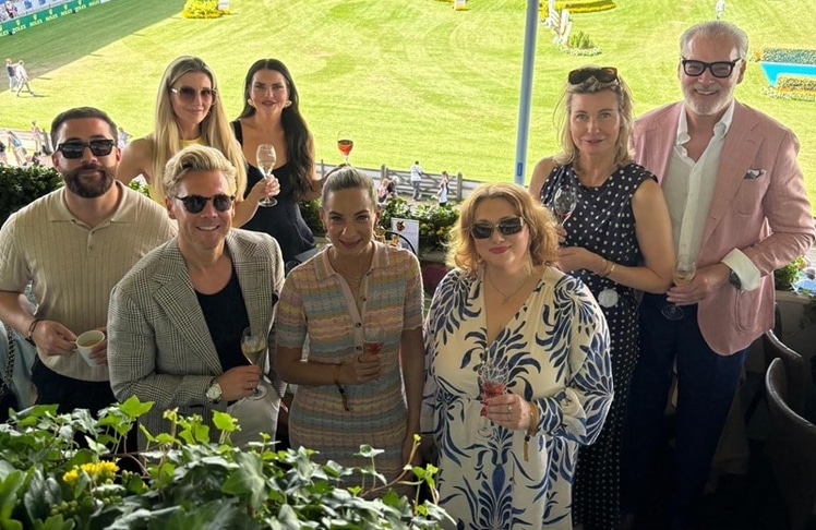 Am VIP-Tisch von Mäurer & Wirtz begrüßten CEO Stephan Kemen und Group-PR-Managerin Charlene Kocyba beim TSCHIO Aachen 2026 am Samstag zahlreiche prominente Gäste. Mit dabei waren unter anderem Cineolux-Gründerin und Medfluencerin Dr. Britta Kühlmann, TV-Reporterin und Podcasterin Sarah Zaczek, Duft-Influencer Can Mehmet Gürsoy, Unternehmer Alexandra und Herbert Stricker sowie LEADERSNET-Chefredakteurin Evi Papadopoulou. © Mäurer & Wirtz