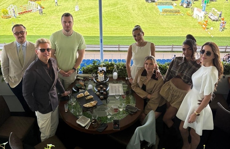 Am VIP-Tisch von Mäurer & Wirtz begrüßten CEO Stephan Kemen und Group-PR-Managerin Charlene Kocyba beim TSCHIO Aachen 2026 am Freitag zahlreiche prominente Gäste. Mit dabei waren unter anderem Schauspielerin Luna Schweiger, Sängerin Alicia Awa, Content Creatorin Domenica Graci, Stil-Berater Joe Laschet sowie den Unternehmer Kevin Tewe. © Mäurer & Wirtz