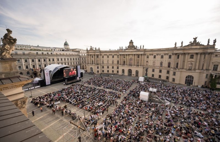 Mehr als 30.000 Besucher:innen verfolgten die Jubiläumsausgabe von "Staatsoper für alle“ auf dem Berliner Bebelplatz unter freiem Himmel. © BMW Group