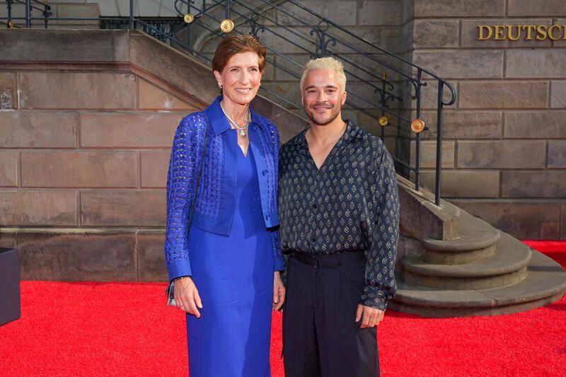 BMW-Vorständin Ilka Horstmeier und Schauspieler Kostja Ullmann bei der Jubiläumsausgabe von "Staatsoper für alle“ vor der Deutschen Staatsoper in Berlin. © BrauerPhotos/J.Harrell