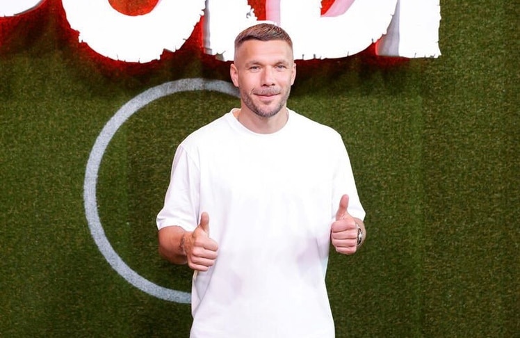 Daumen hoch für einen besonderen Abend: Lukas Podolski feierte die Premiere von "POLDI" gemeinsam mit Fans und Gästen.