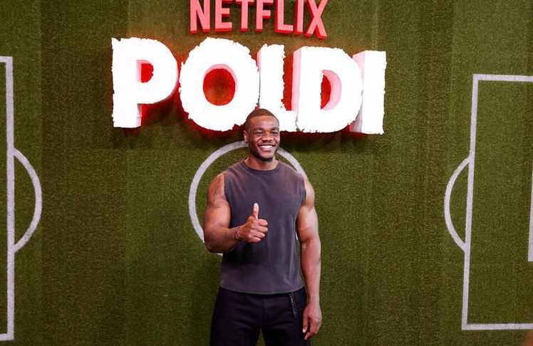Schauspieler und Content Creator Melo Nsuka bei der "POLDI"-Premiere im Rhein-Energie-Stadion.