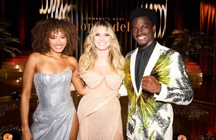 Aurélie und Ibo gewinnen das Finale von "Germany's Next Topmodel – by Heidi Klum" 2026 in Los Angeles und sichern sich jeweils 100.000 Euro Preisgeld sowie ein Cover der Harper's Bazaar. 