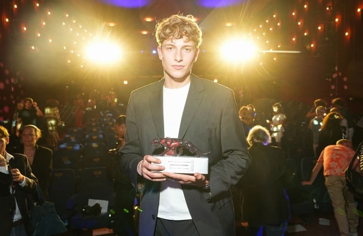 Jonathan Kriener wurde für seine Rolle in "Chabos" am Donnerstag, 28. Mai 2026 im Berliner Delphi Filmpalast mit dem Rothen Panther für den Besten Nachwuchsschauspieler ausgezeichnet (Bild: Brauer Photos / J. Harrell)