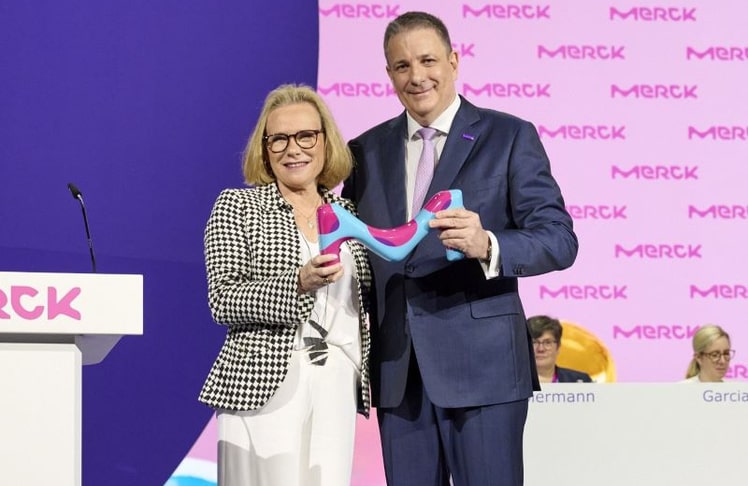 Belén Garijo übergibt symbolisch den Staffelstab an Kai Beckmann beim CEO-Wechsel von Merck in der Frankfurter Jahrhunderthalle.