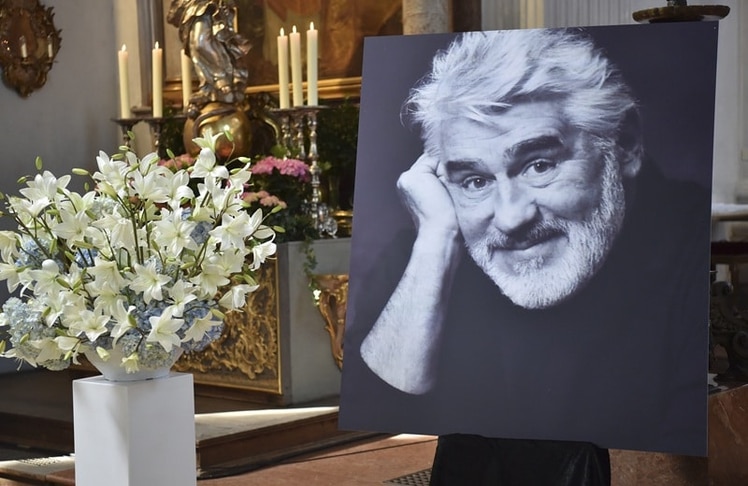 Altar für Mario Adorf bei der Trauerfeier mit Gedenkgottesdienst am Samstag, 02. Mai 2026 in München (Bild: Brauer Photos / G. Nitschke)