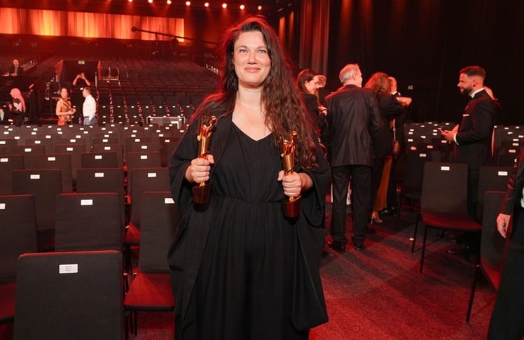 Die Hände voller Lolas: Für "In die Sonne schauen" wurde Mascha Schilinski beim Deutschen Filmpreis am Freitag, 29. Mai 2026 unter anderem für Regie und Drehbuch geehrt