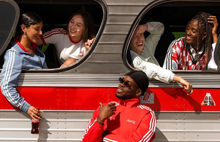 Die neue Adidas-x-Coca-Cola-Kollektion verbindet Sportmode mit ikonischem Markendesign.