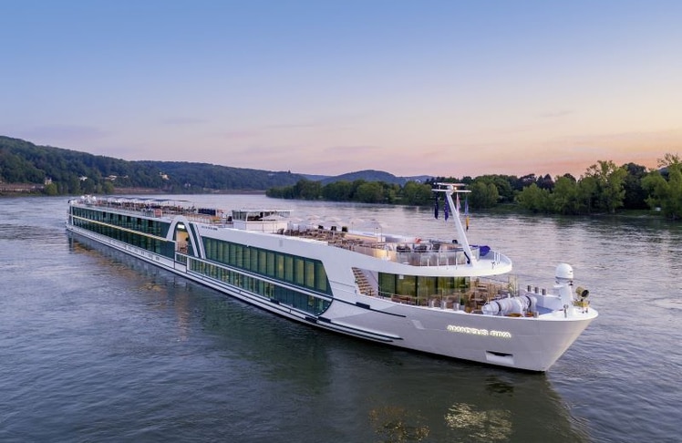 Die AMADEUS Riva auf dem Rhein bei Sonnenuntergang – das Flusskreuzfahrtschiff ist Schauplatz der Genussreise mit DER FEINSCHMECKER.