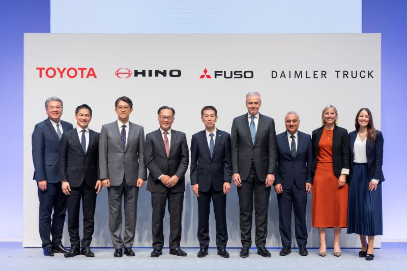 Top-Manager von Toyota, Hino, Fuso und Daimler Truck präsentieren die neue ARCHION Corporation, mit der der Nutzfahrzeugkonzern seine Struktur neu ausrichtet. © Daimler Truck