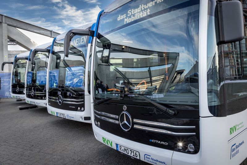 Elektromobilität im Einsatz: Daimler Buses liefert acht eCitaro-Gelenkbusse an die Stadt Regensburg und treibt damit den Ausbau emissionsfreier Mobilität voran. © Daimler Truck