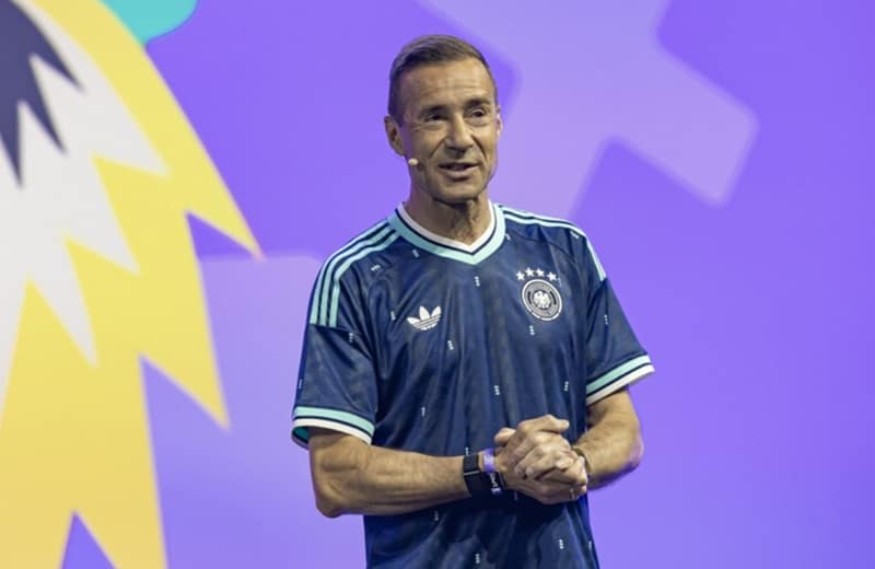 Bereits in WM-Laune: OMR-Host Kai Pflaume (Bild: Leadersnet / Vega Motions)