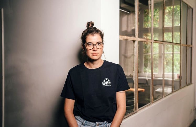 Im Interview mit LEADERSNET spricht Mattea Weihe, Einsatzleiterin von Sea-Watch, über zivile Seenotrettung, Verantwortung auf dem Mittelmeer und die Folgen der europäischen Migrationspolitik.