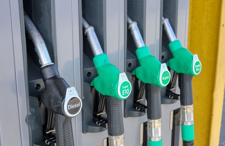Die Preisunterschiede zwischen Diesel, Super E10 und anderen Kraftstoffsorten erreichen laut ADAC im Tagesverlauf neue Rekordwerte.