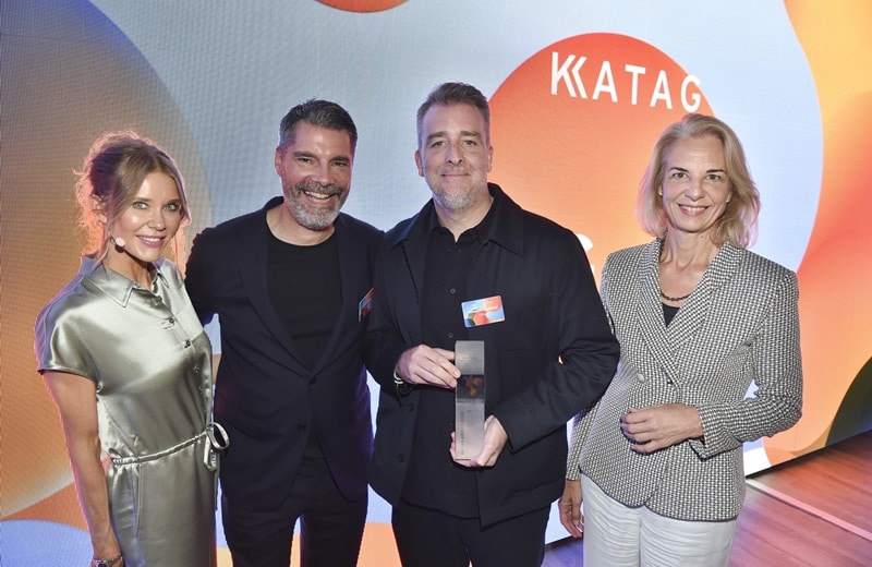 Laura Karasek mit Mathias Eckert und Johannes Rellecke von s.oliver, die ihren Preis von Katrin Sachse (Bunte) erhalten haben (Bild: Brauer Photos / G. Nitschke)