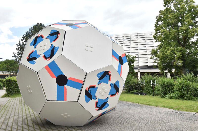 Der mehr als vier Meter hohe Fußball aus rund 250.000 LEGO-Steinen war einer der Höhepunkte der LEGO Arena Show und sollte einen neuen Weltrekord aufstellen. © BrauerPhotos/G. Nitschke
