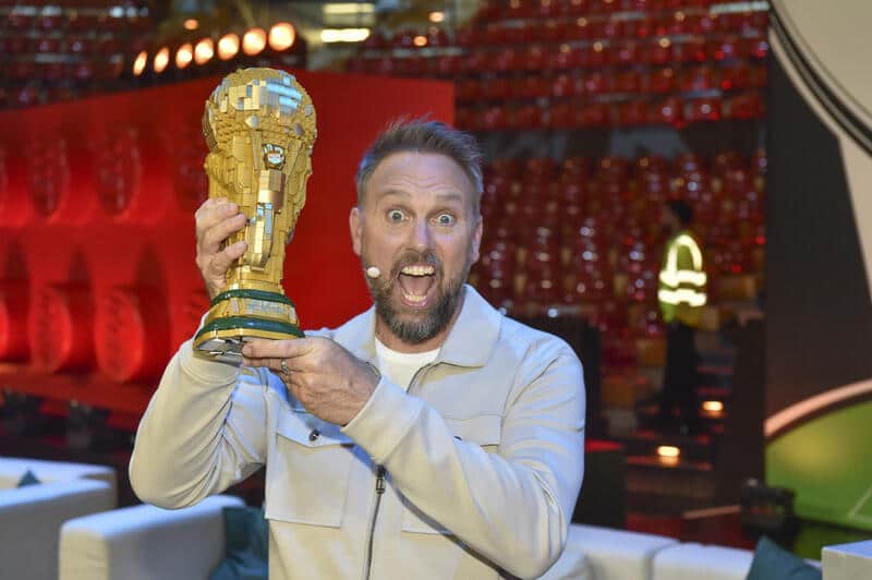 Mit einer Trophäe in den Händen zeigte sich Steven Gätjen bei der LEGO Arena Show bestens gelaunt vor dem WM-Start in München. © BrauerPhotos/G. Nitschke