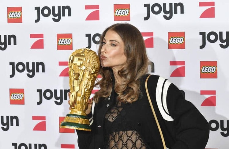 Cathy Hummels posierte bei der LEGO Arena Show für Erinnerungsfotos und stimmte sich gemeinsam mit den Gästen auf den WM-Sommer 2026 ein.