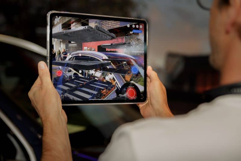 nteraktive Anwendungen und digitale Lernmodule ermöglichen den Teilnehmer:innen der Mercedes-Benz Global Training Experience einen vertieften Einblick in Fahrzeugtechnik und vernetzte Systeme. © OVAL