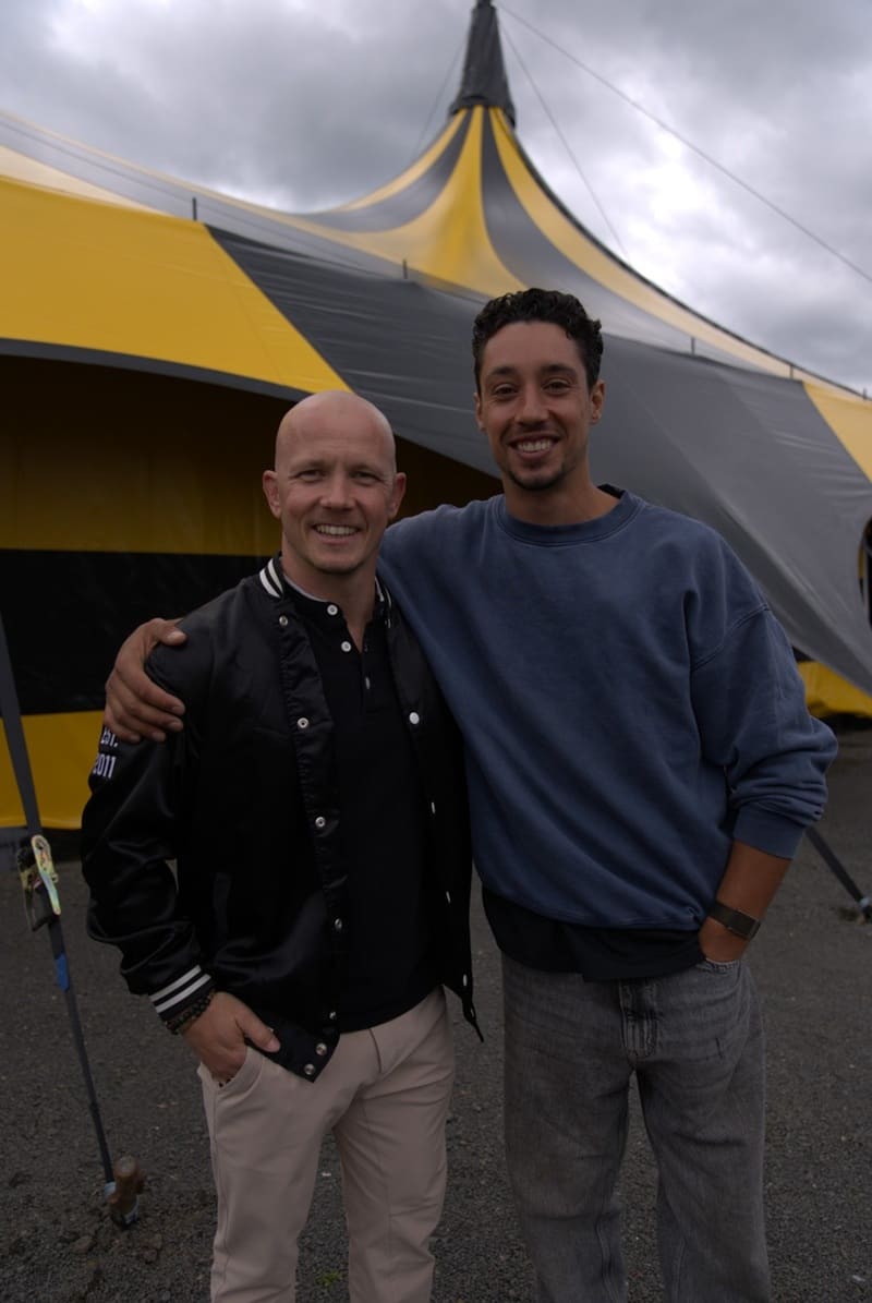 Fabian Hambüchen und René Casselly vor dem Flic-Flac-Zelt (Bild: Reservix GmbH / Marcel Sachs)