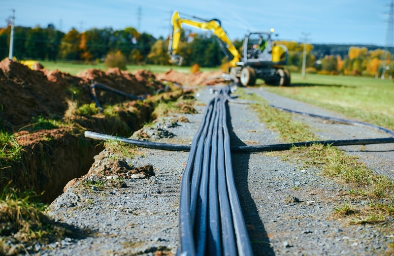 Unter anderem durch neue Nieder- und Mittelspannungskabel wie hier im Versorgungsgebiet des eigenen Kundencenters in Weiden sorgt Bayernwerk für Energie (Bild: Petula Hermansky / Bayernwerk Netz GmbH)