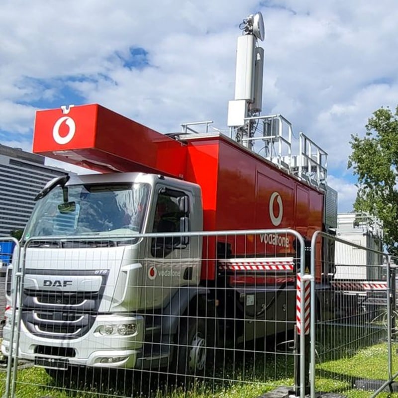Fünf dieser mobilen Funkmasten sorgen bei Rock am Ring für schnellen Datentransfer und womöglich lebensrettende Notfallsysteme (Bild: Vodafone)