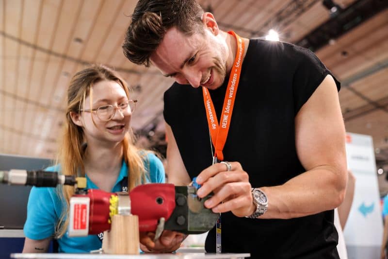 Praxis statt Theorie: Auf der IdeenExpo können Besucher:innen technische Anwendungen selbst ausprobieren und direkt mit Fachkräften sowie Auszubildenden ins Gespräch kommen. © IdeenExpo GmbH
