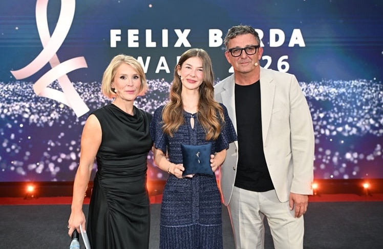 Susan Link, Preisträgerin Ronja Fleckenstein und Hans Sigl am Sonntag, 21. Juni 2026 beim Felix Burda Award in Berlin. Viele weitere Fotos vom Roten Teppich sind in der am Artikelende verlinkten Galerie zu finden
