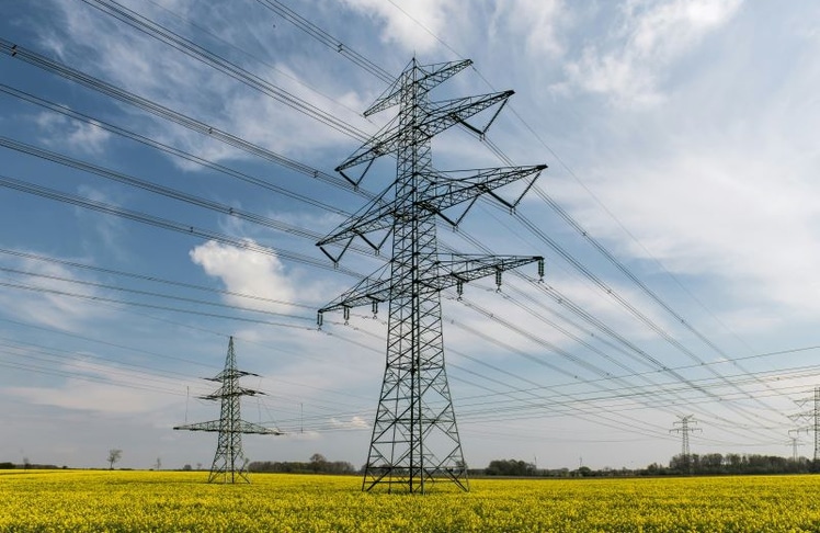 Hochspannungsleitungen als zentrale Infrastruktur der Energiewende: Der Ausbau des Stromnetzes gewinnt durch die Mehrheitsbeteiligung von RWE an Amprion weiter an Bedeutung.
