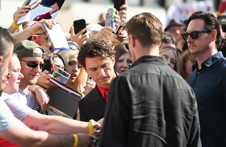 Tom Holland mit Fans
