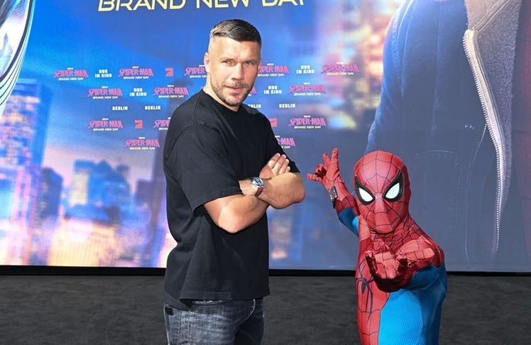 Lukas Podolski mit Spider-Man-Double