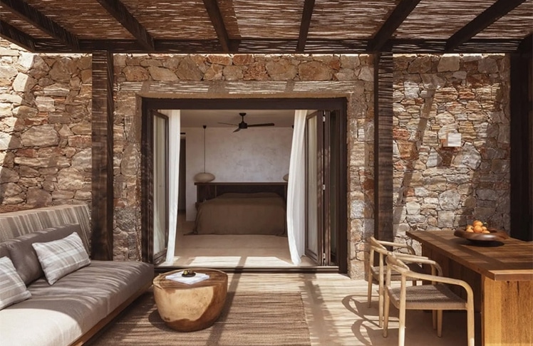Every detail, intentionally calm: Das Design des Gundari steht für kykladische Schlichtheit und schafft eine warme, ruhige Atmosphäre. © Gundari Folgeandros 