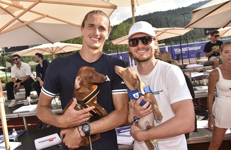 Alexander Zverev und Bitpanda-CEO Eric Demuth mit Dackeln
