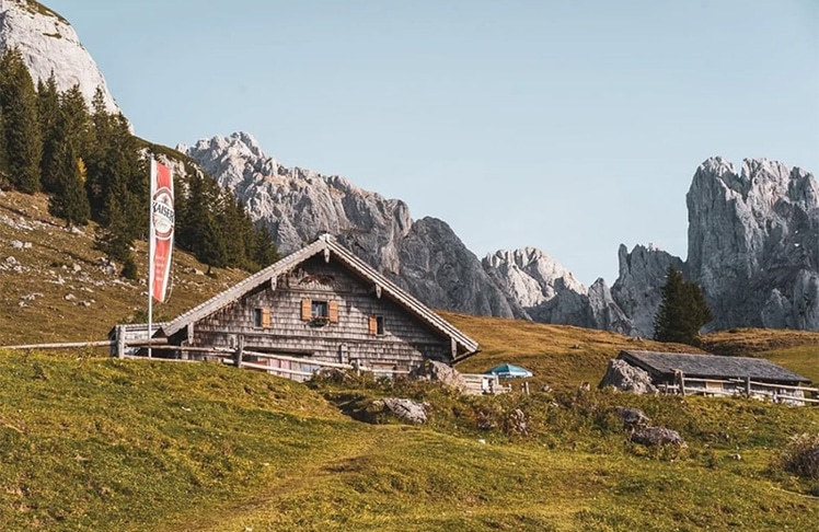 Selten hat sich eine Einkehr so nach ankommen angefühlt: Das schreibt ein Besucher in seiner Netzbewertung über seinen Aufenthalt in der Stuhlalm. Das Refugium findet sich am Fuß des Dachsteingebirges.