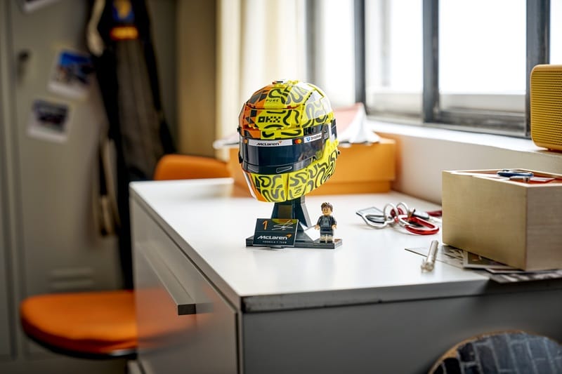 Aktuelles Schmuckstück für Fans von Lego und Formel 1: Der Anfang Juni erschienene McLaren Mastercard F1® Team Lando Norris Helmet mit 793 Teilen (Bild: The Lego Group / Lego GmbH)