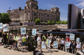Vor dem Reichstag: Frachtschiff versperrt die Spree