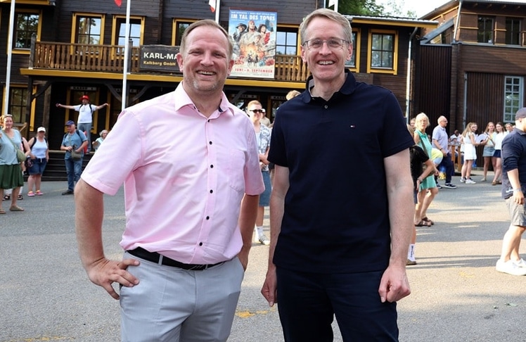Bad Segebergs Bürgermeister Toni Köppen und Schleswig-Holsteins Ministerpräsident Daniel Günther bei der Premiere von "Im Tal des Todes" am Samstag, 27. Juni 2026