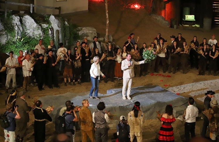 Sasha trat mit Unterstützung des Show-Ensembles auf
