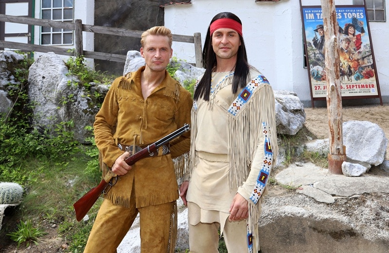 Bastian Semm und Alexander Klaws als Old Shatterhand und Winnetou (Bild: Brauer Photos / H. Ross)