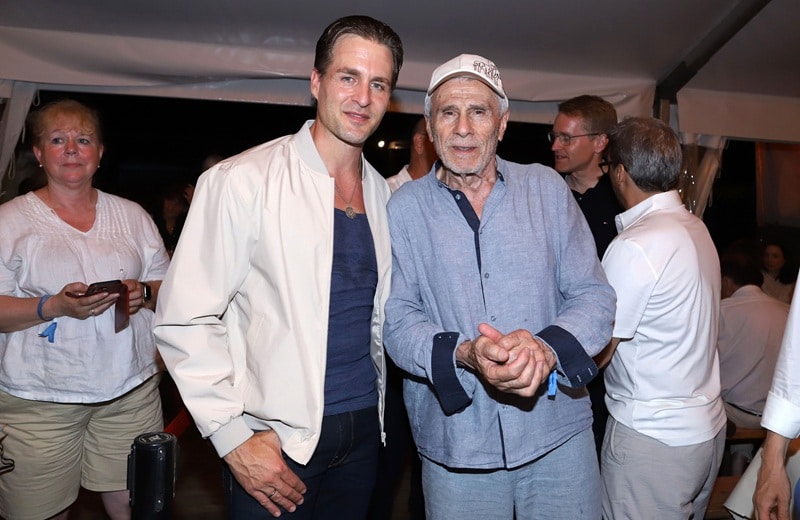 Winnetous unter sich: Alexander Klaws nach erfolgreicher Premiere mit Gojko Mitic (Bild: Brauer Photos / H. Ross)