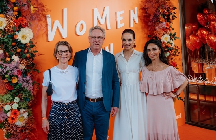 Von links: Marianne Deichmann, Familienunternehmer Heinrich Deichmann, Franca Lehfeldt und Investorin Sevilay Wilhelm. Im gemeinsamen Wirtschaftstalk diskutierten Heinrich Deichmann und Sevilay Wilhelm über Bildung, Chancengerechtigkeit, unternehmerische Verantwortung und die Zukunft des Wirtschaftsstandorts Deutschland. © Luisa Esch