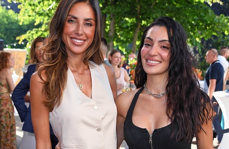 Jana Azizi und Valentina Maceri zählten zu den prominenten Gästen des Women on Top Awards. Die ehemalige Profifußballerin und Sportjournalistin Maceri begleitet derzeit als Expertin bei WELT TV die Fußball-Weltmeisterschaft 2026. © BrauerPhotos / F.Seidel 