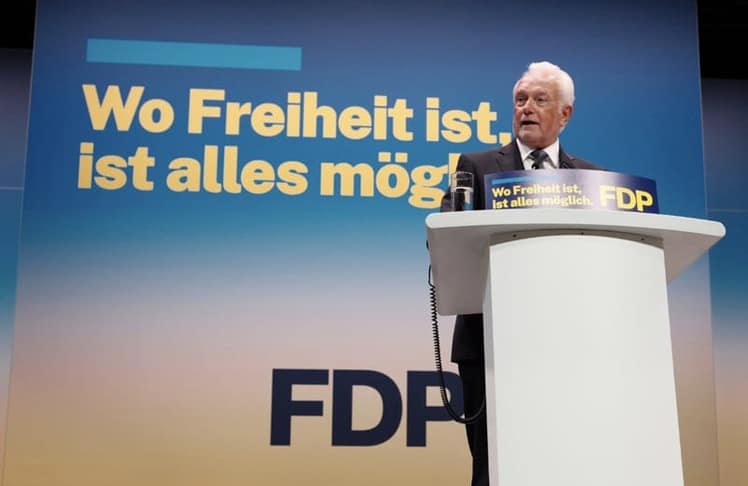 Wolfgang Kubicki Ende Mai auf dem 77. Bundesparteitag der FDP, wo er zum Parteivorsitzenden gewählt wurde - vor dem von antoni_hotline neugestalteten Markenauftritt der Liberalen