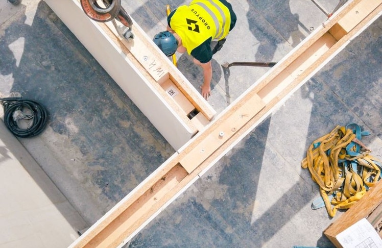 Vorgefertigte Holzelemente werden auf der Baustelle montiert. Gropyus setzt auf seriellen Holzbau, um Bauzeiten und Kosten zu reduzieren.