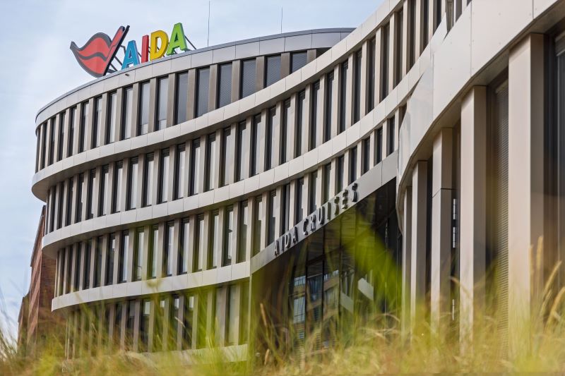 Am Unternehmenssitz in Rostock steuert AIDA Cruises die Weiterentwicklung seiner Flotte und neue Innovationsprojekte rund um Digitalisierung, Nachhaltigkeit und künstliche Intelligenz. © AIDA Cruises/Marc Klein